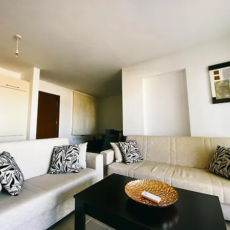 Stunning 2 Bedroom With Sea And Mountain View شقة *